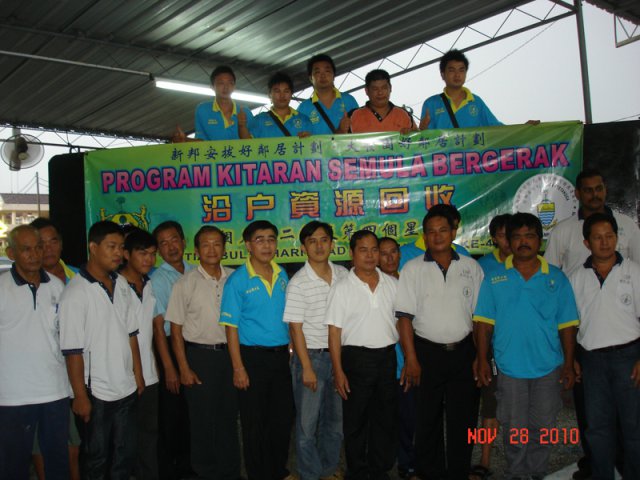 Ahli Majlis En Goh Choon Aik melancar program kitar semula di Pusat Sumber Alam Sekitar Tmn Jentayu pada 28-11-2010